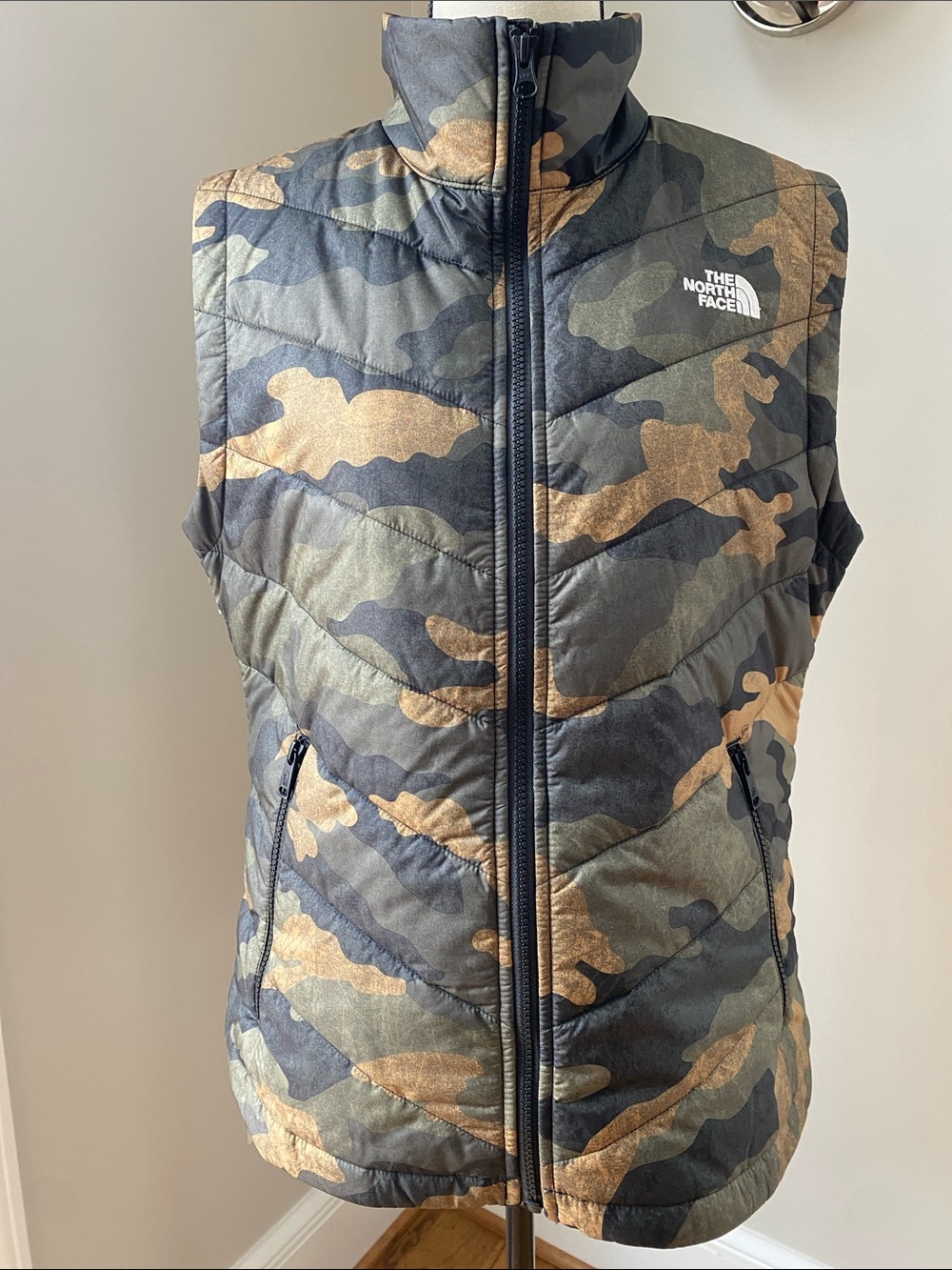 The North Face camouflage puffer quilted vest sleeveless full zip medium active